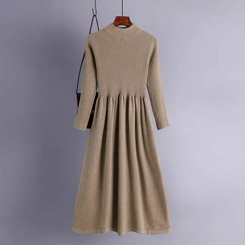 Dam elegant stickad klänning med hög krage och vid skärning Mirla-Eva Jonsson