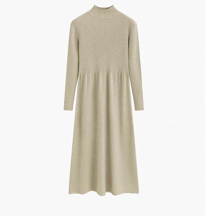 Dam elegant stickad klänning med hög krage och vid skärning Mirla-Eva Jonsson