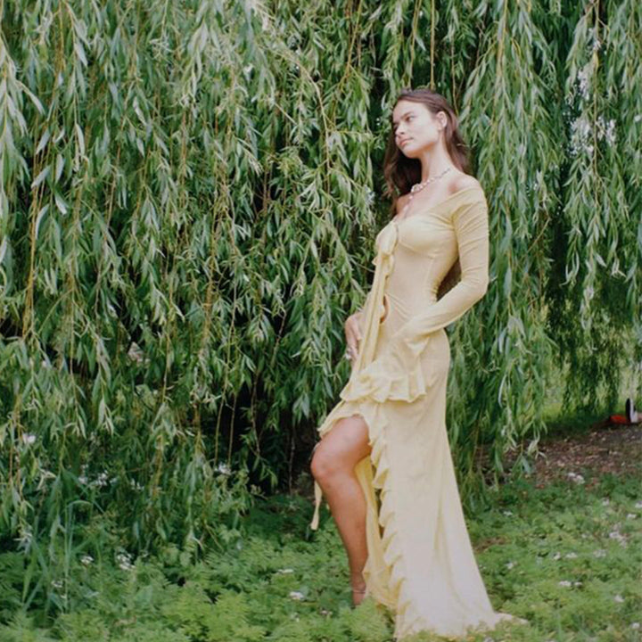 Dam elegant strandklänning med transparenta insatser och raffinerade snörningsdetaljer Mirla-Eva Jonsson