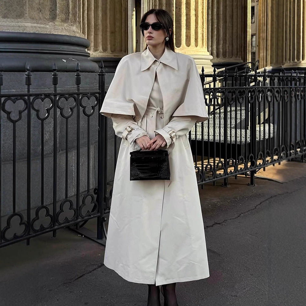 Dam elegant trenchcoat med innovativt cape-design Mirla-Eva Jonsson