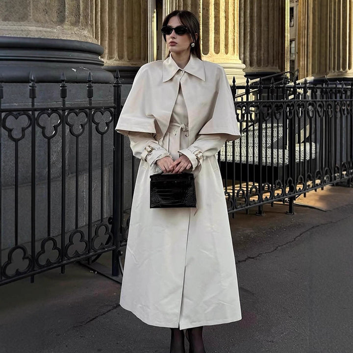 Dam elegant trenchcoat med innovativt cape-design Mirla-Eva Jonsson