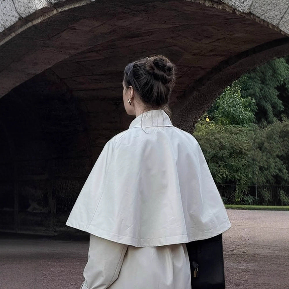 Dam elegant trenchcoat med innovativt cape-design Mirla-Eva Jonsson
