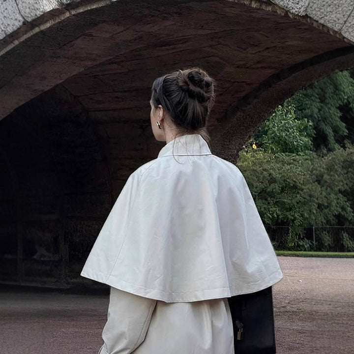 Dam elegant trenchcoat med innovativt cape-design Mirla-Eva Jonsson