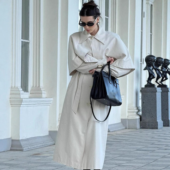 Dam elegant trenchcoat med innovativt cape-design Mirla-Eva Jonsson