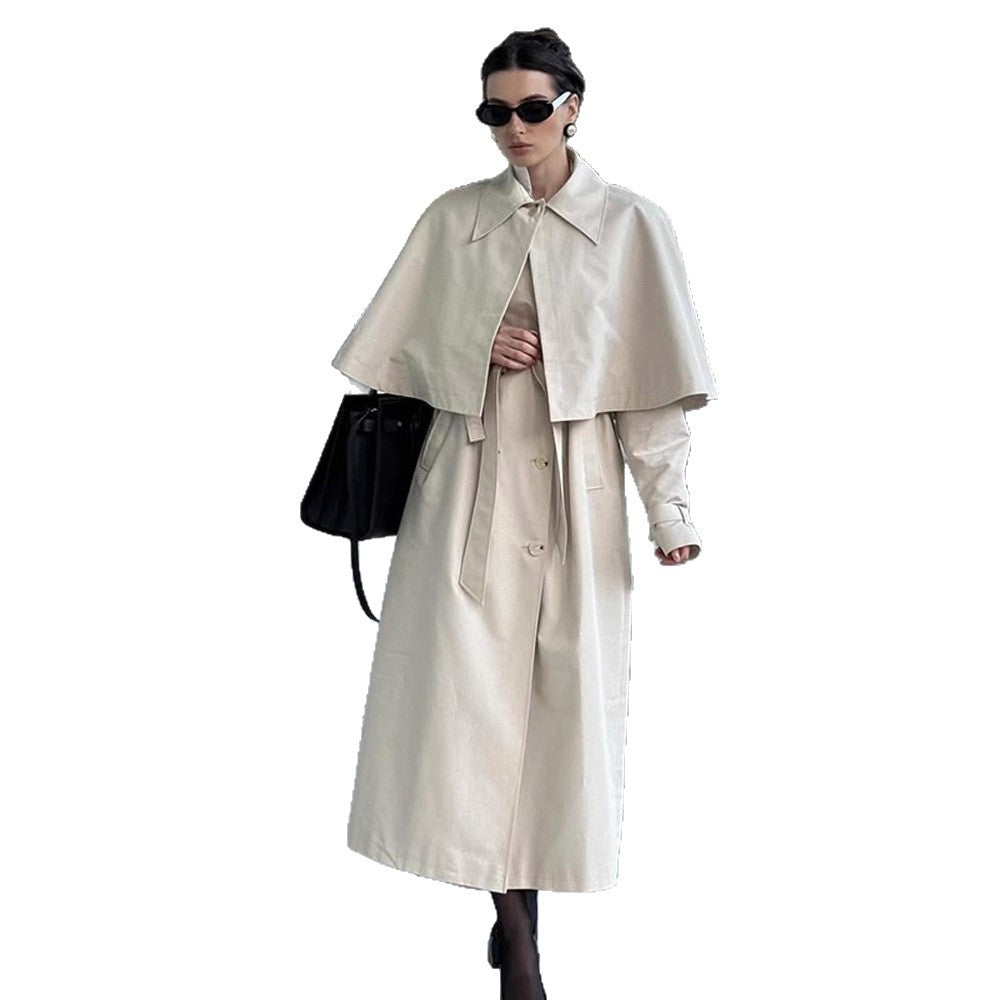 Dam elegant trenchcoat med innovativt cape-design Mirla-Eva Jonsson