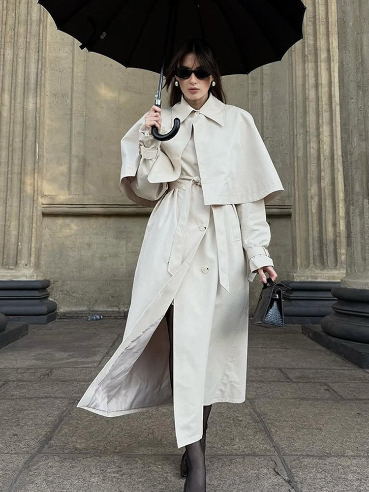 Dam elegant trenchcoat med innovativt cape-design Mirla-Eva Jonsson