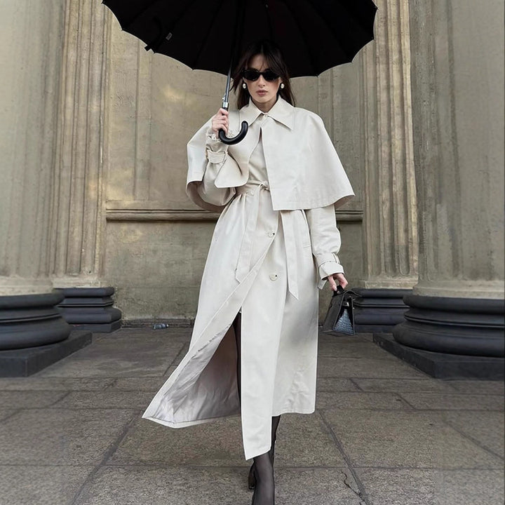 Dam elegant trenchcoat med innovativt cape-design Mirla-Eva Jonsson