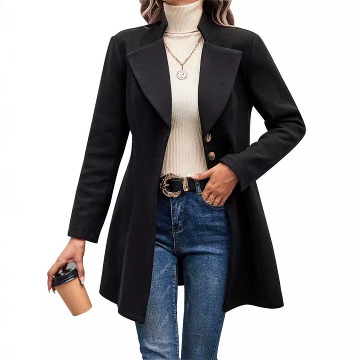 Dam elegant vinterjacka med asymmetrisk skärning och hög krage Mirla-Eva Jonsson
