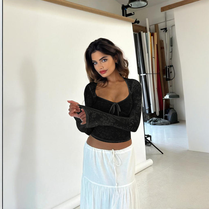 Dam figurformad spetsblus med långa ärmar och hjärtformat dekolletage Mirla-Eva Jonsson