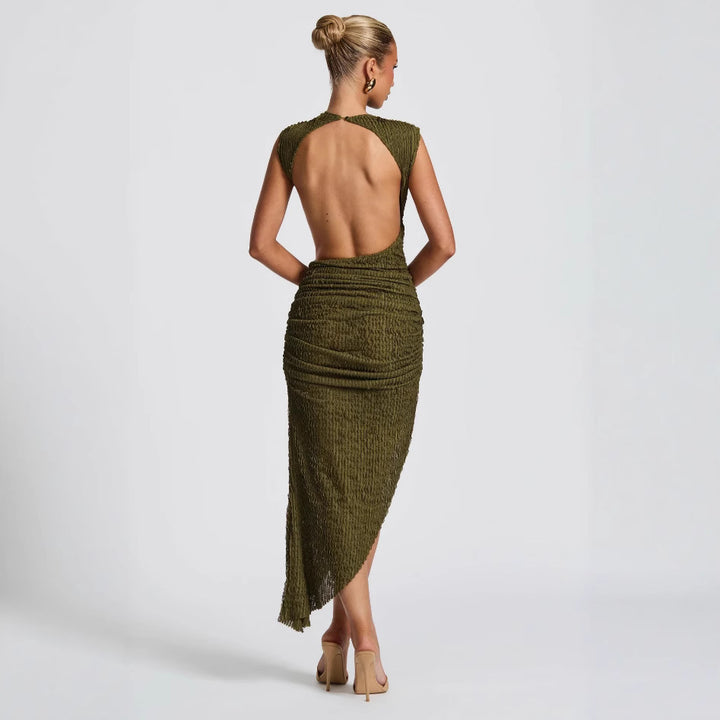 Dam figurformande maxiklänning med extravagant baksidedesign och sofistikerade draperingar-Eva Jonsson