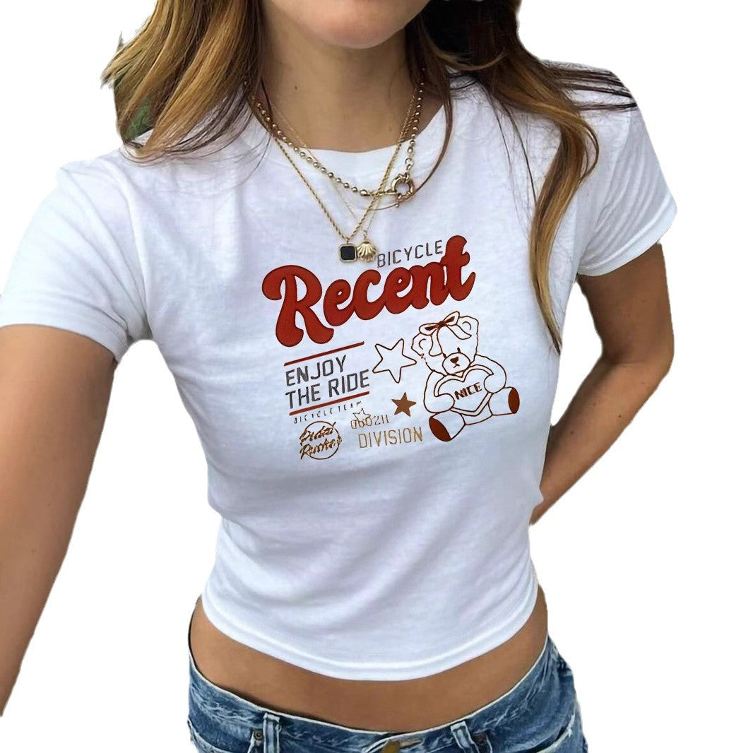 Dam figurkramande T-shirt med vintage-teddymotiv och urban skrift Mirla-Eva Jonsson