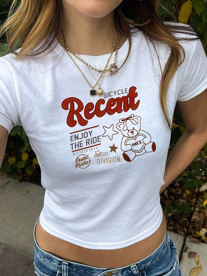 Dam figurkramande T-shirt med vintage-teddymotiv och urban skrift Mirla-Eva Jonsson