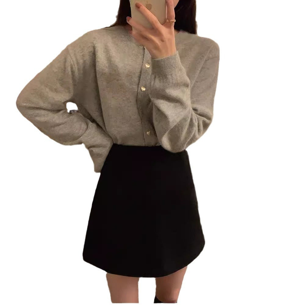 Dam finstickad cardigan med dekorelement och stilren klippning Mirla-Eva Jonsson