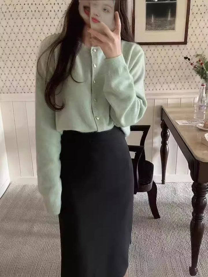 Dam finstickad cardigan med dekorelement och stilren klippning Mirla-Eva Jonsson
