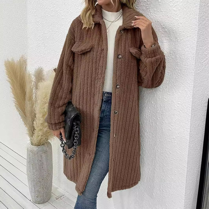 Dam fl fluffy långjacka med strukturerad design och påsydda fickor Mirla-Eva Jonsson