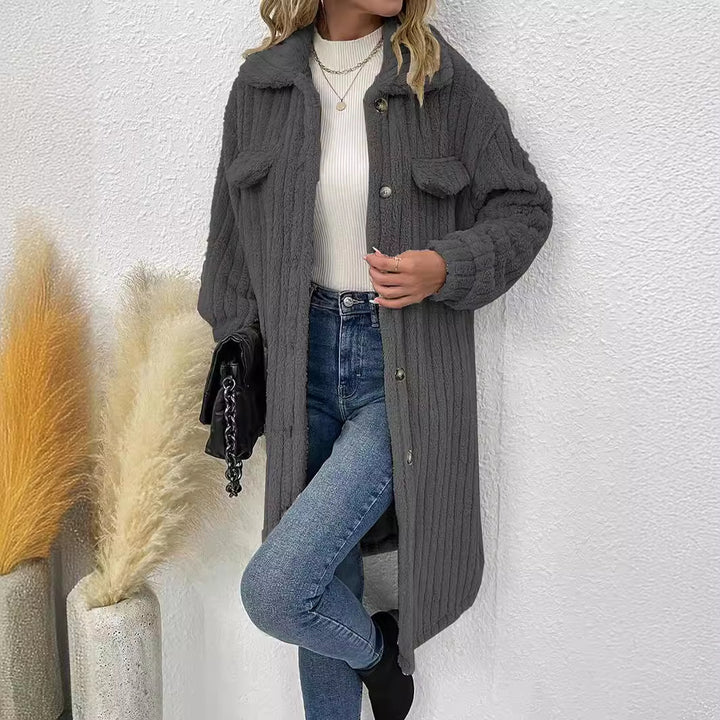 Dam fl fluffy långjacka med strukturerad design och påsydda fickor Mirla-Eva Jonsson
