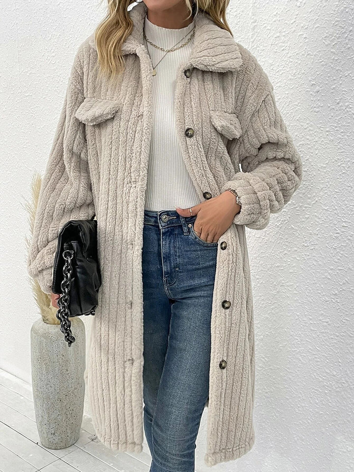 Dam fl fluffy långjacka med strukturerad design och påsydda fickor Mirla-Eva Jonsson