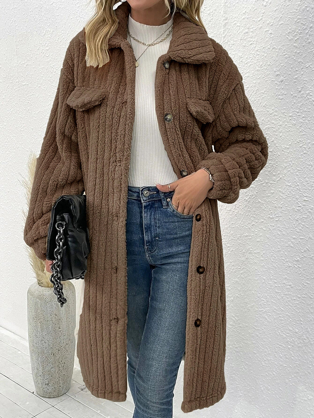 Dam fl fluffy långjacka med strukturerad design och påsydda fickor Mirla-Eva Jonsson
