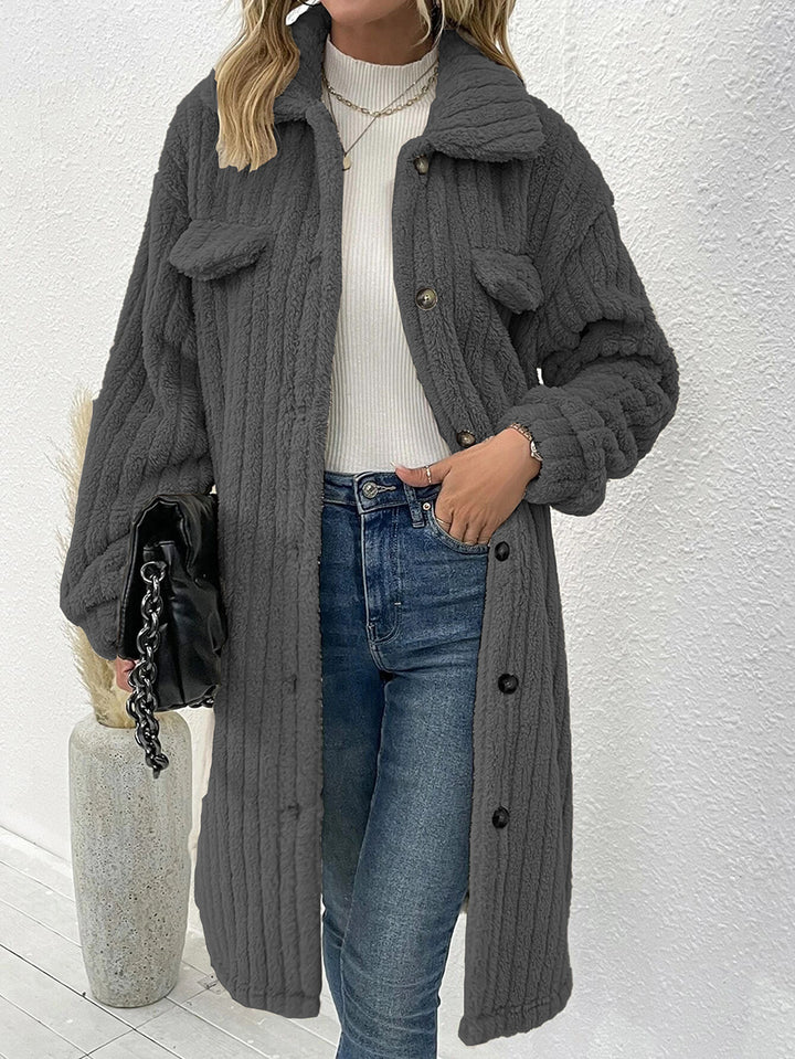 Dam fl fluffy långjacka med strukturerad design och påsydda fickor Mirla-Eva Jonsson