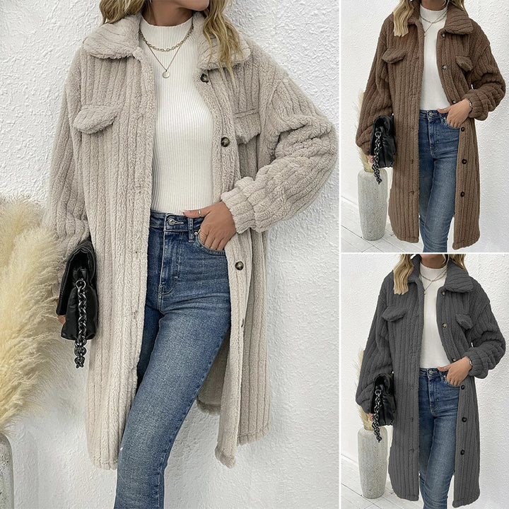 Dam fl fluffy långjacka med strukturerad design och påsydda fickor Mirla-Eva Jonsson