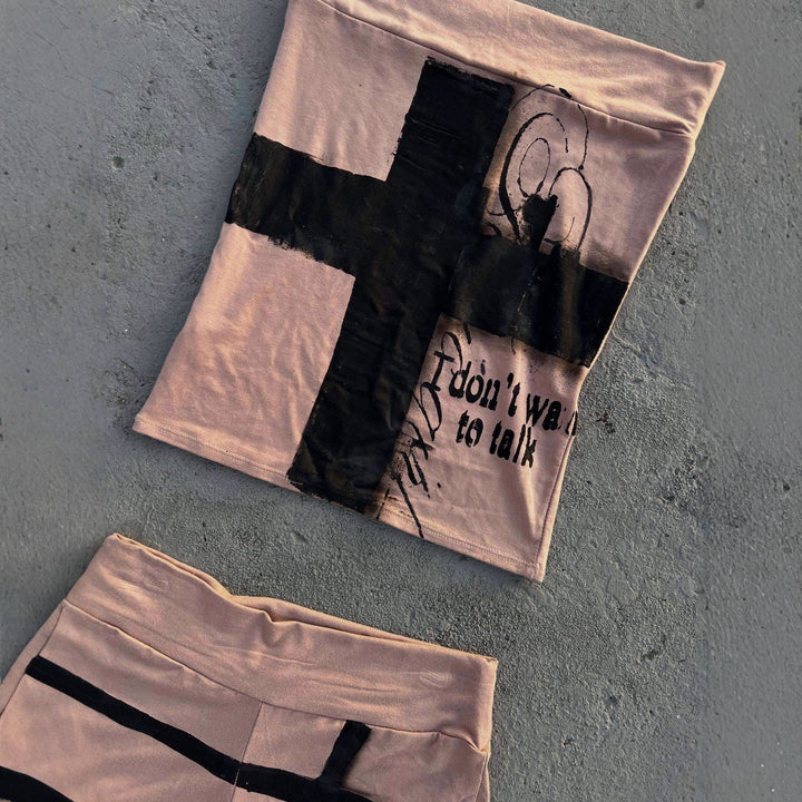 Dam fritids-set med avslappnad passform och kreativ grafisk design Mirla-Eva Jonsson