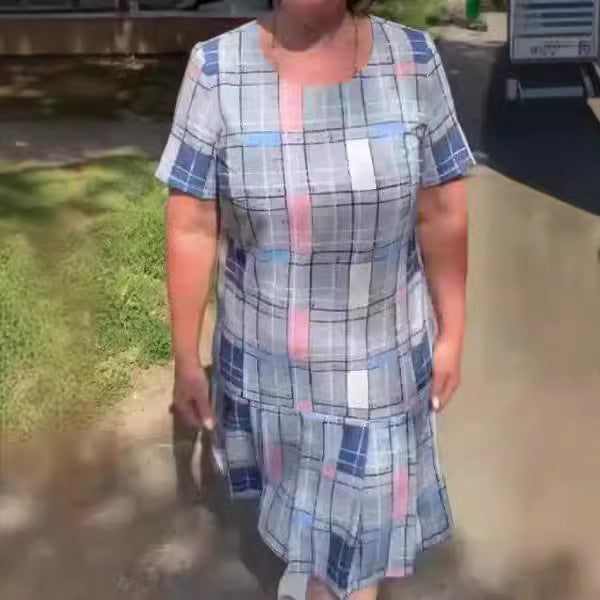 Dam fritidsklänning med lekfullt rutigt mönster och volangdetaljer Mirla-Eva Jonsson