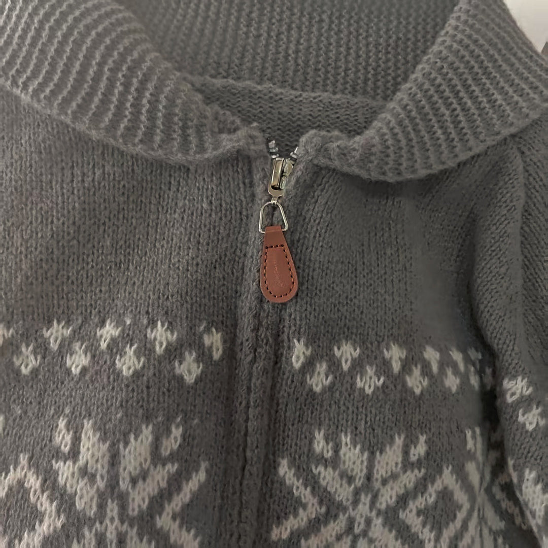 Dam gammal stickad jacka med folkloristiskt mönster och öppen design Mirla-Eva Jonsson