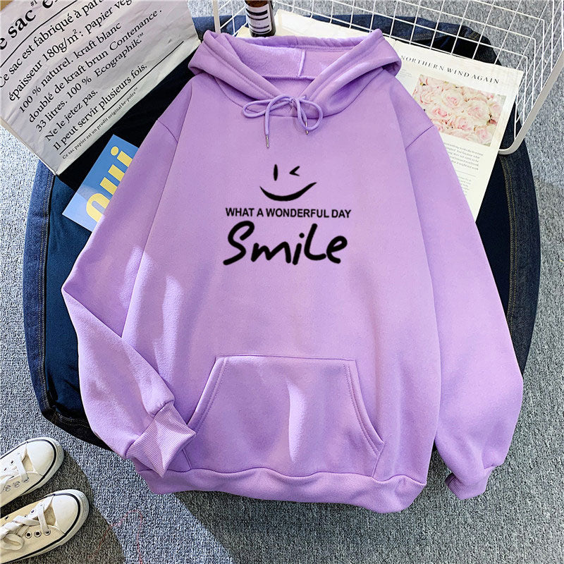 Dam hoodie med glad leende tryck Mirla-Eva Jonsson