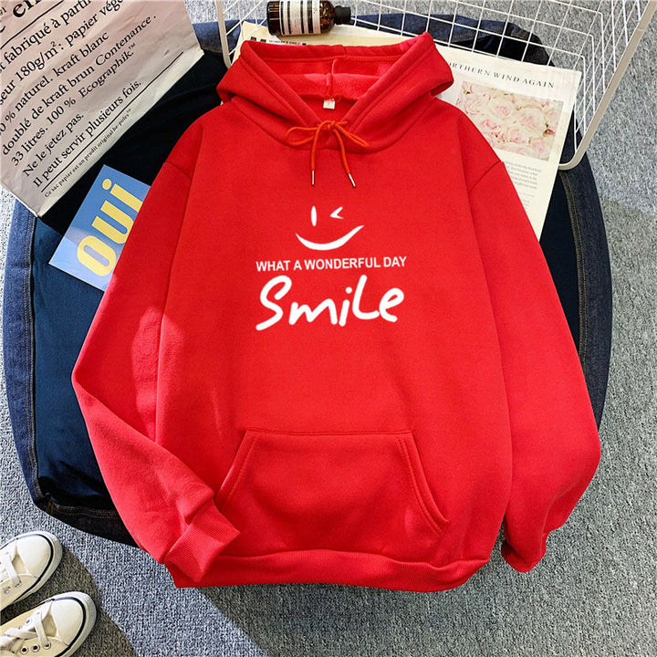 Dam hoodie med glad leende tryck Mirla-Eva Jonsson