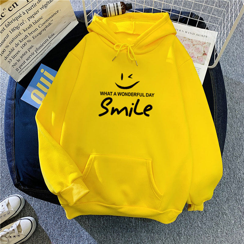 Dam hoodie med glad leende tryck Mirla-Eva Jonsson