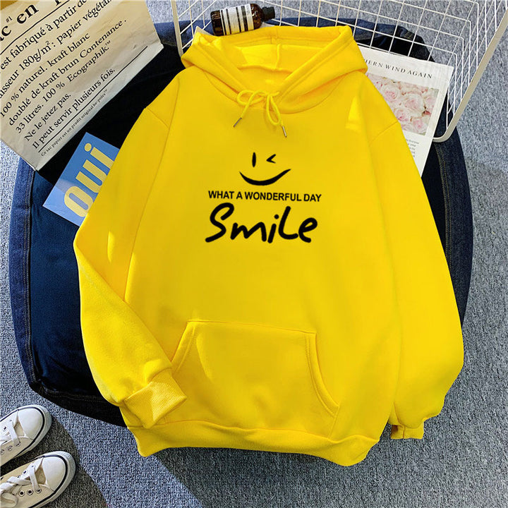 Dam hoodie med glad leende tryck Mirla-Eva Jonsson