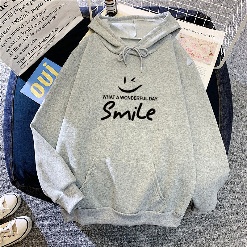 Dam hoodie med glad leende tryck Mirla-Eva Jonsson