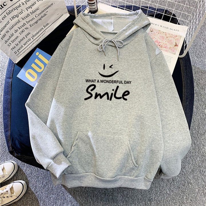 Dam hoodie med glad leende tryck Mirla-Eva Jonsson