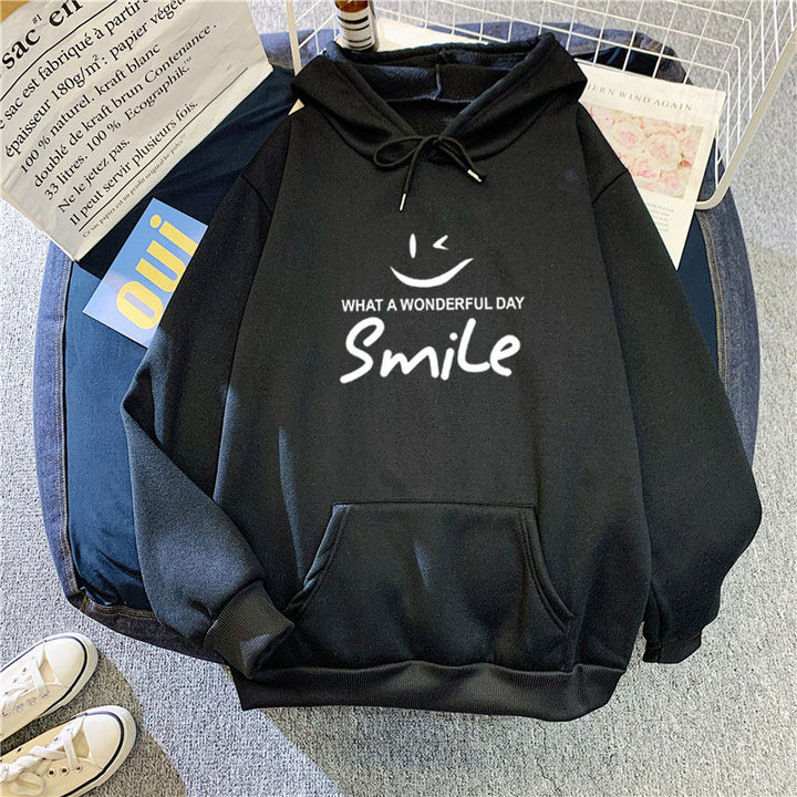 Dam hoodie med glad leende tryck Mirla-Eva Jonsson