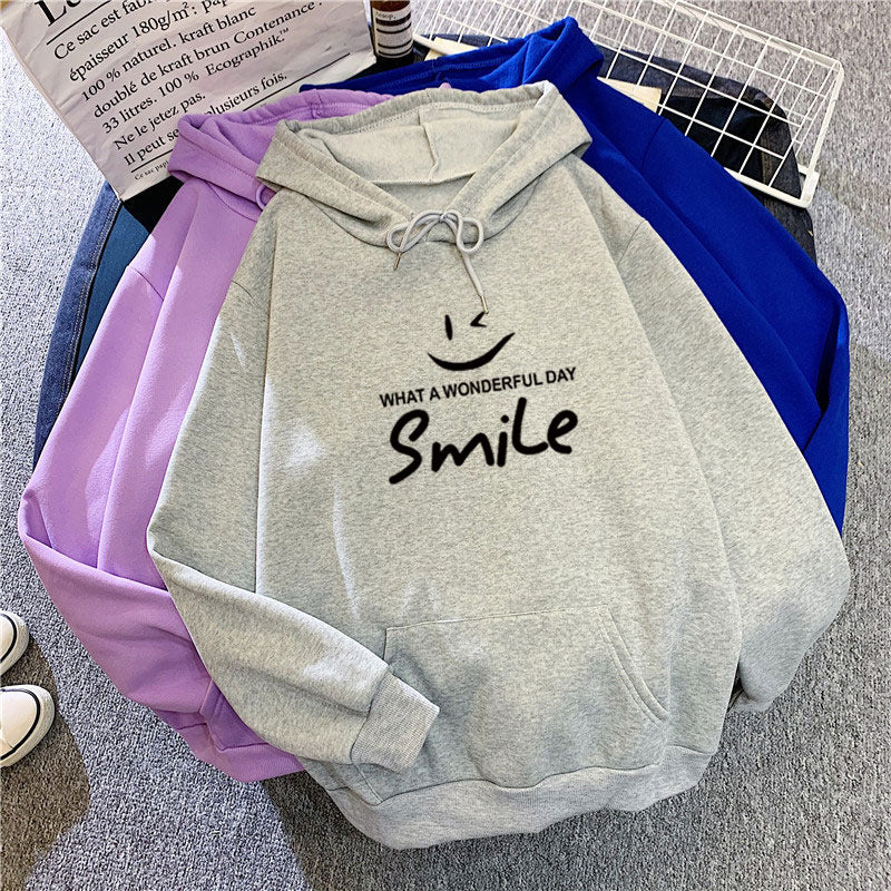 Dam hoodie med glad leende tryck Mirla-Eva Jonsson