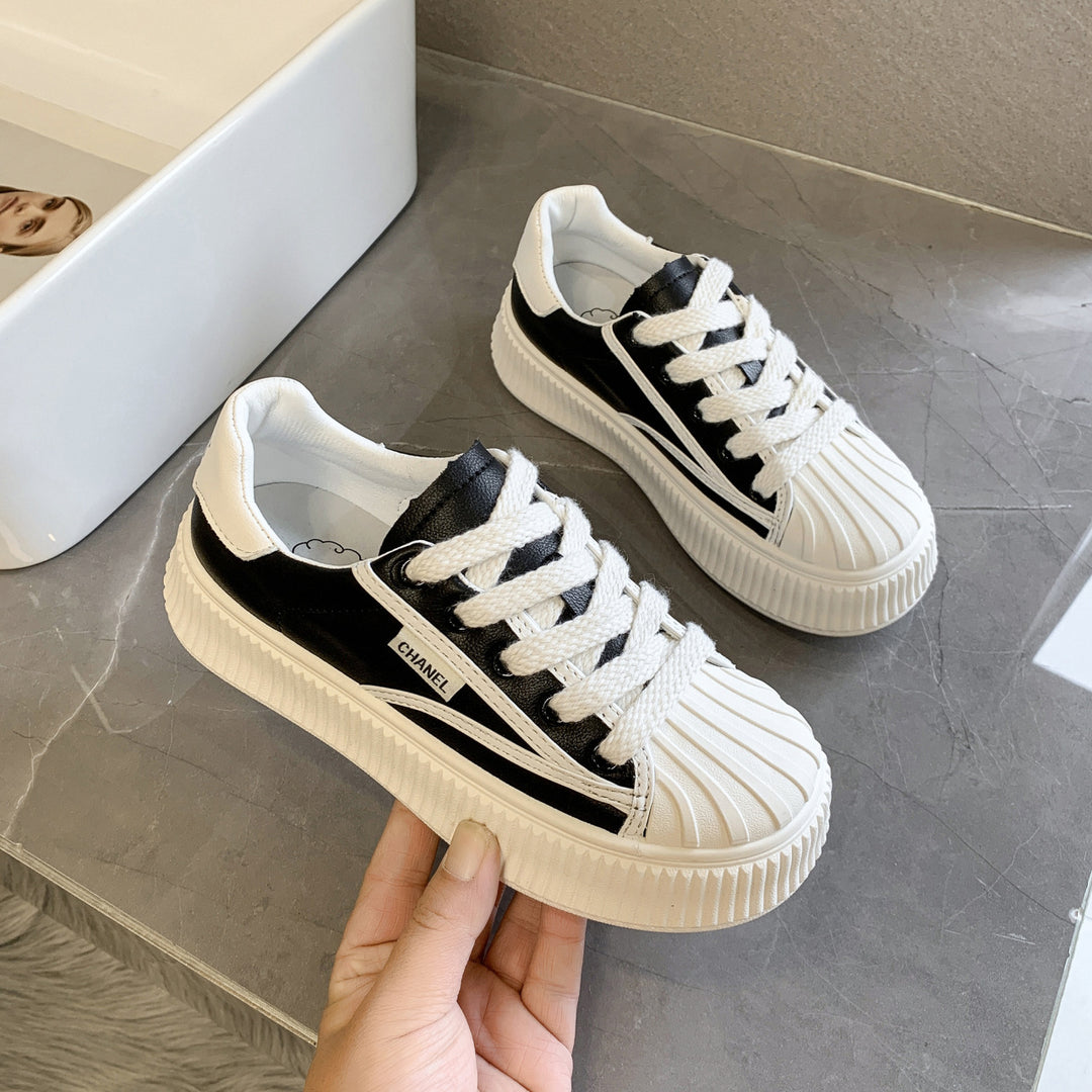 Dam klassiska sneakers med halkfri platåsål Mirla-Eva Jonsson