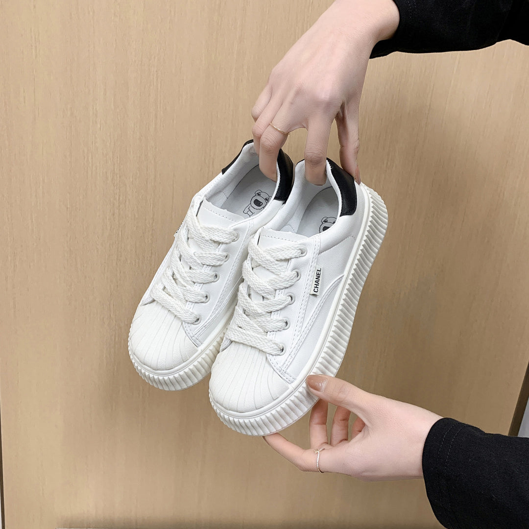 Dam klassiska sneakers med halkfri platåsål Mirla-Eva Jonsson