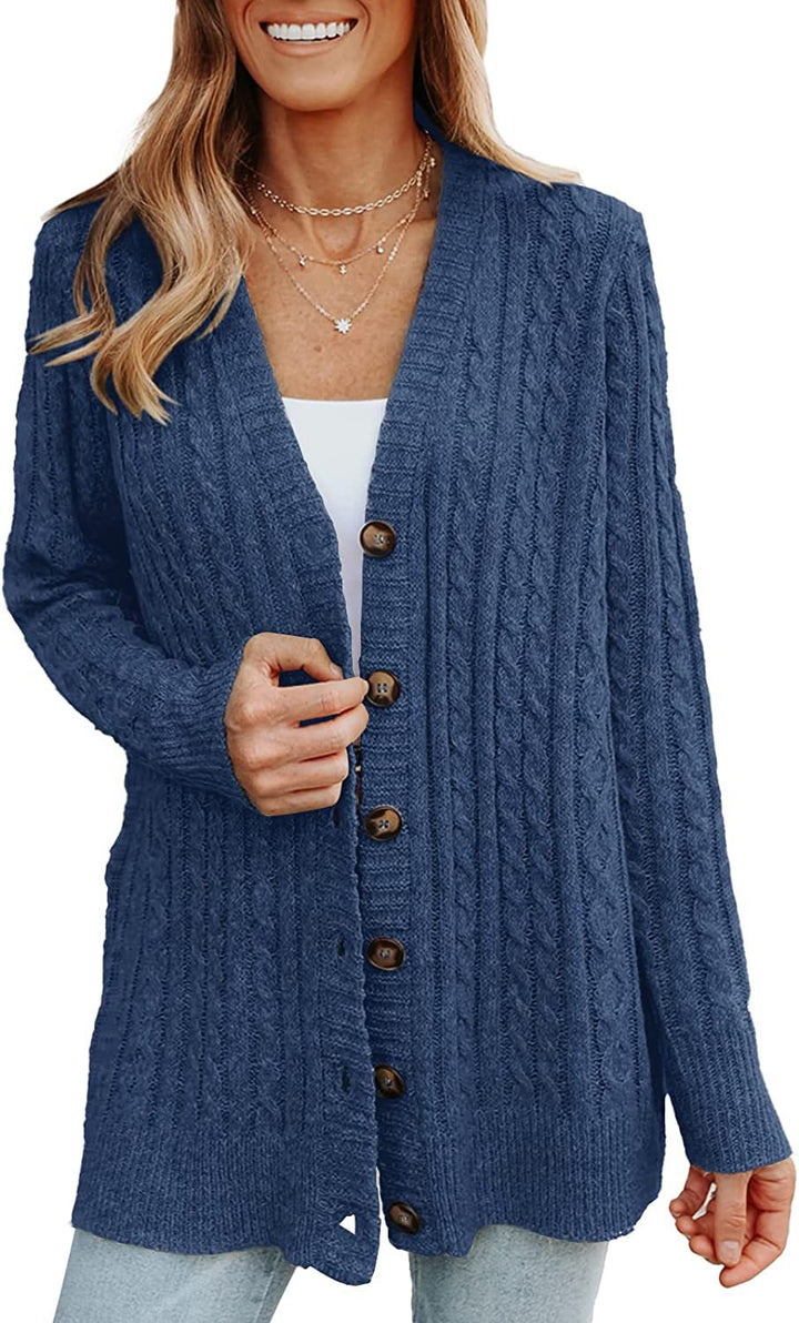 Dam kort grovstickad cardigan med strukturell design och funktionella knappar Eva Jonsson-Eva Jonsson