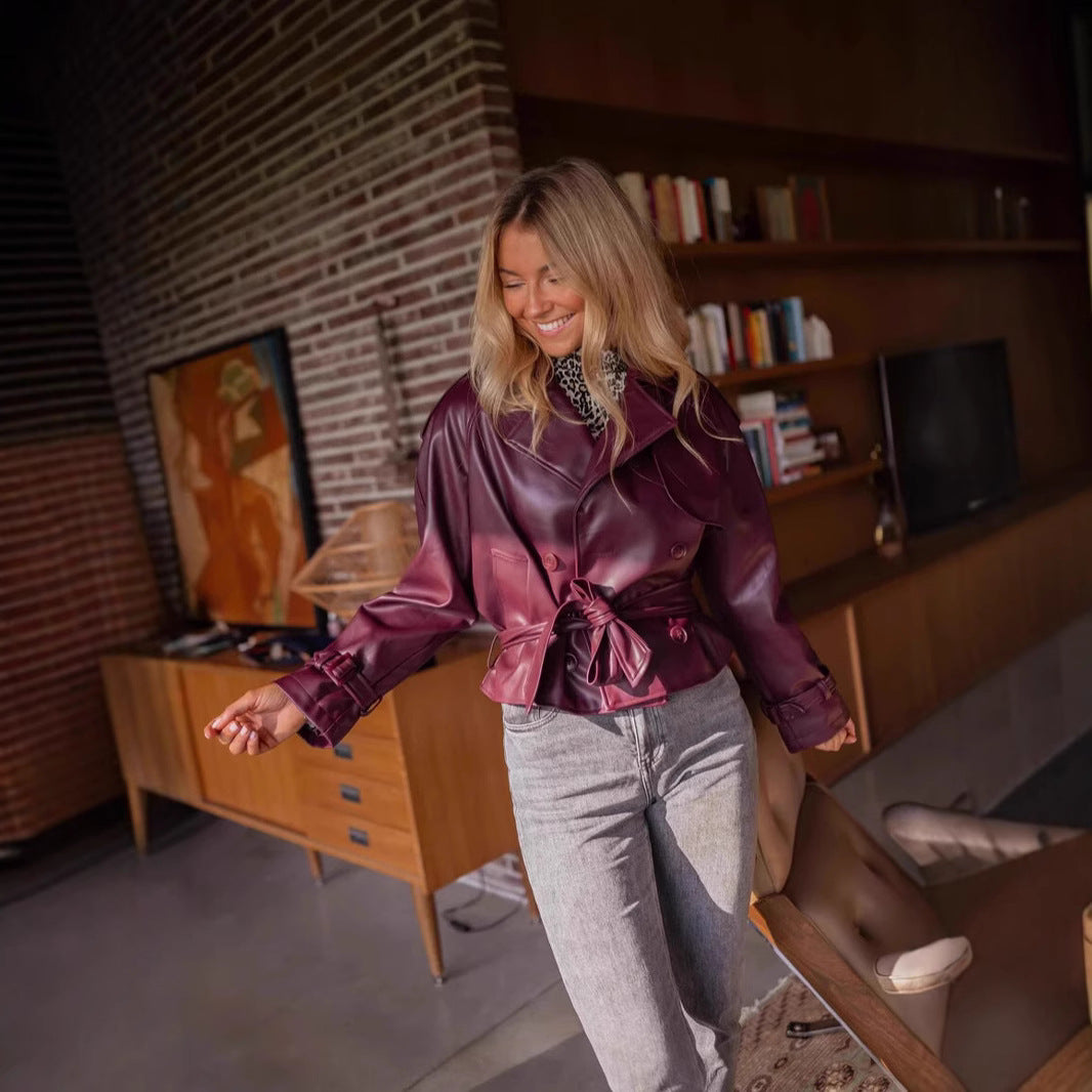Dam kort konstläderjacka med strukturerad design och midjebälte Mirla-Eva Jonsson