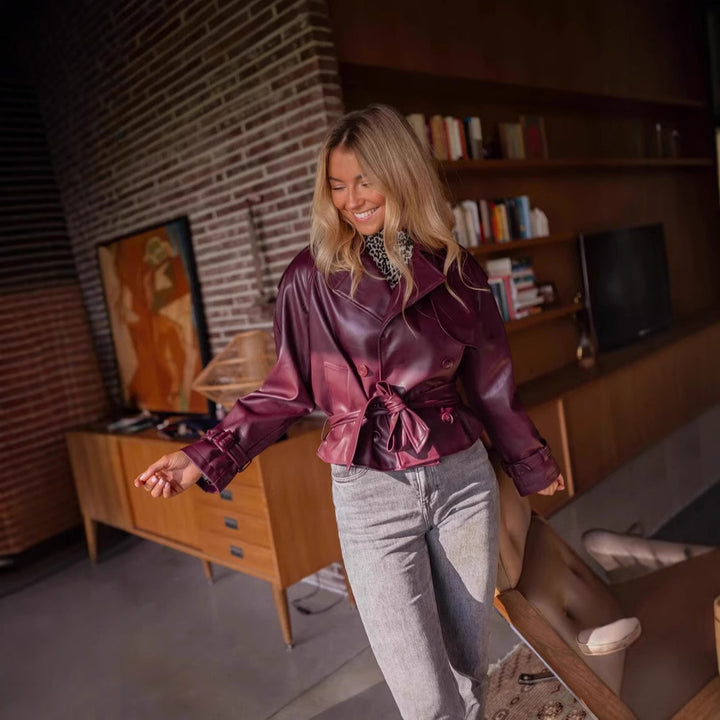 Dam kort konstläderjacka med strukturerad design och midjebälte Mirla-Eva Jonsson