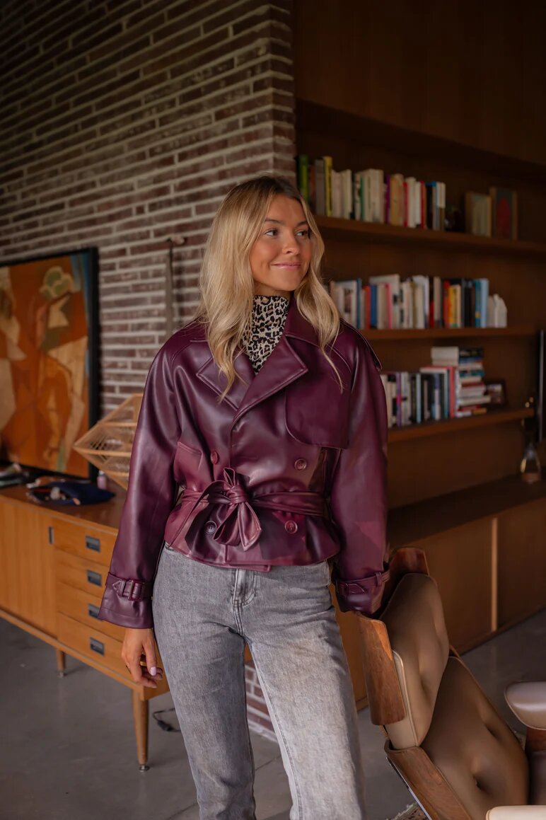 Dam kort konstläderjacka med strukturerad design och midjebälte Mirla-Eva Jonsson