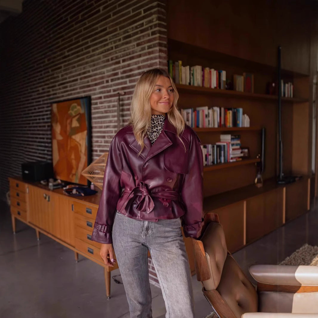 Dam kort konstläderjacka med strukturerad design och midjebälte Mirla-Eva Jonsson