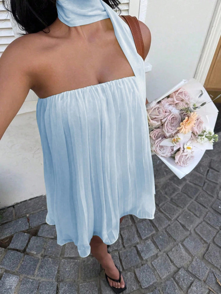 Dam kort sommarklänning med elegant bälte och flytande design Mirla-Eva Jonsson
