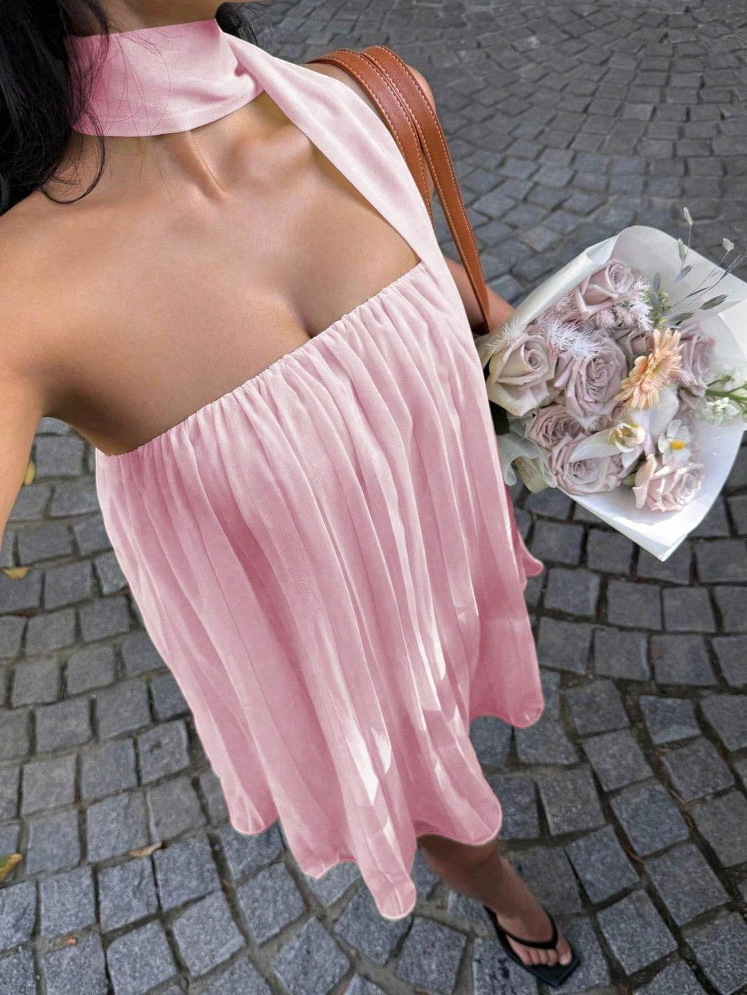 Dam kort sommarklänning med elegant bälte och flytande design Mirla-Eva Jonsson