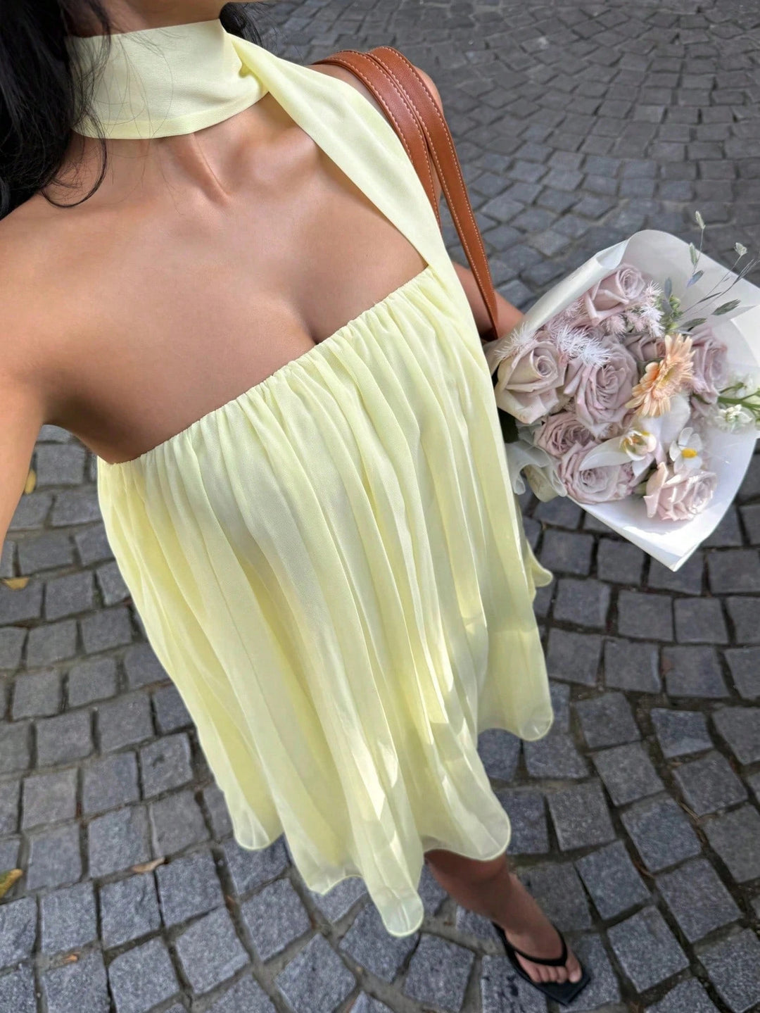 Dam kort sommarklänning med elegant bälte och flytande design Mirla-Eva Jonsson