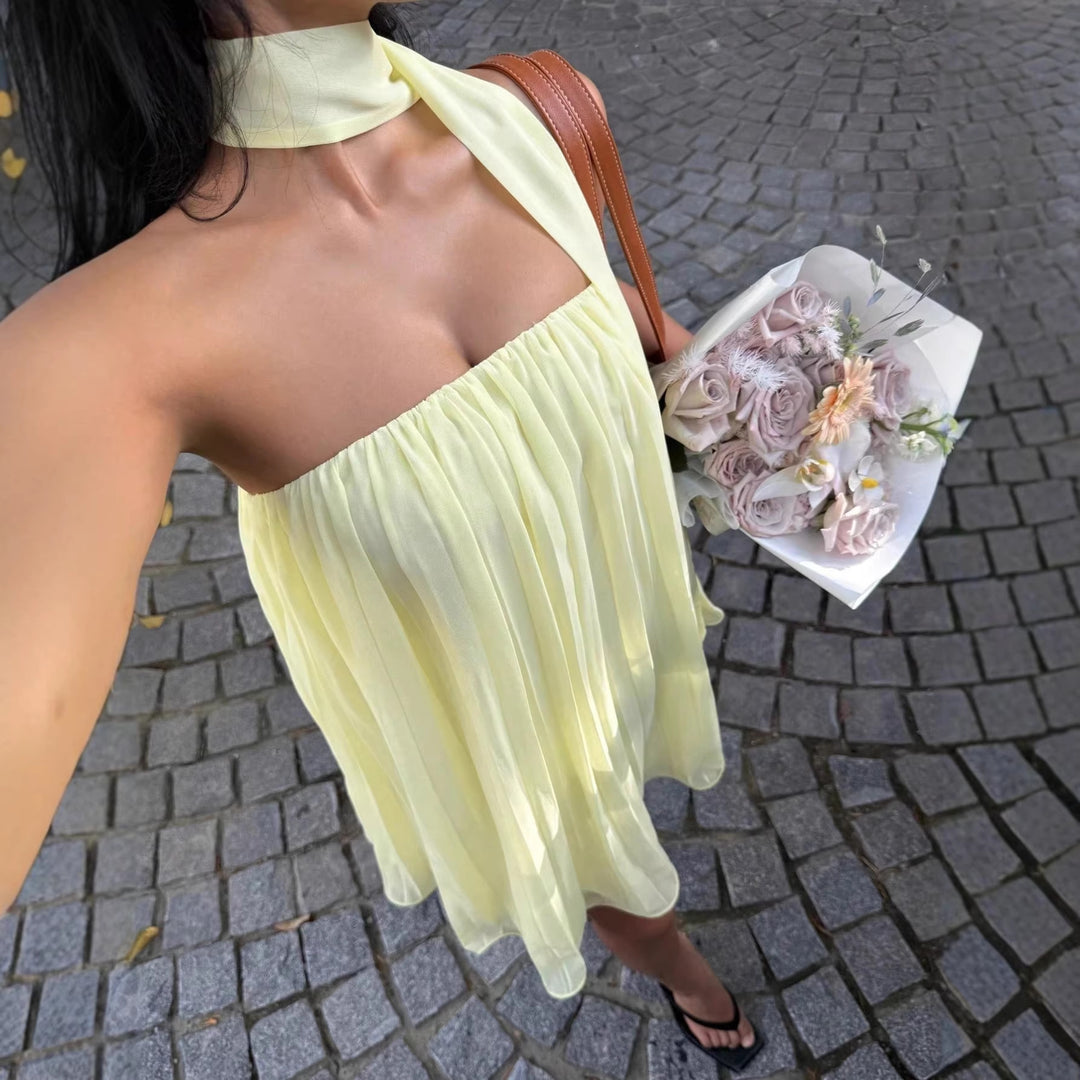 Dam kort sommarklänning med elegant bälte och flytande design Mirla-Eva Jonsson