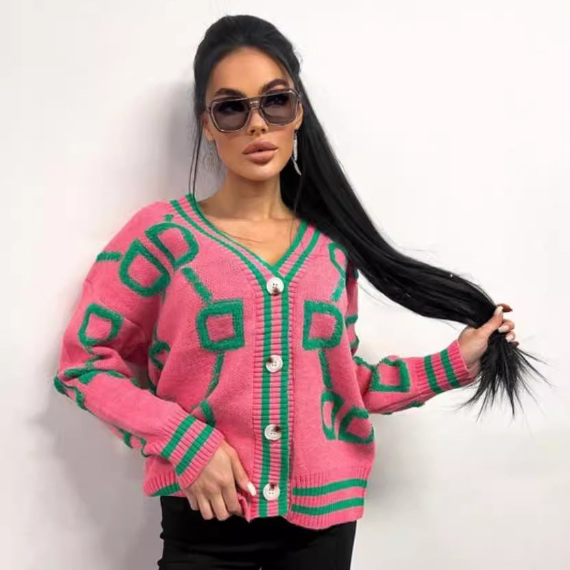 Dam kortärmad stickad cardigan med geometriskt mönster och knappdetaljer Mirla-Eva Jonsson
