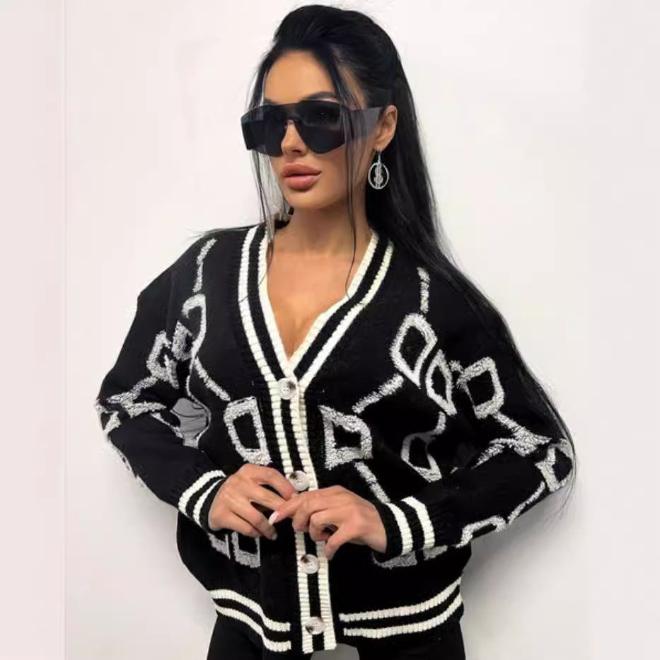 Dam kortärmad stickad cardigan med geometriskt mönster och knappdetaljer Mirla-Eva Jonsson