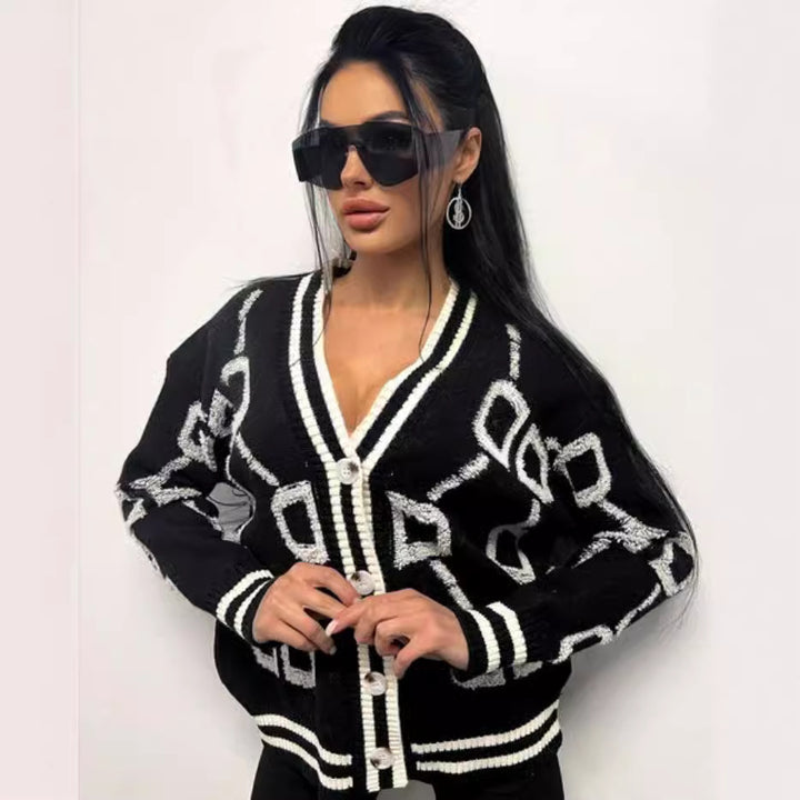 Dam kortärmad stickad cardigan med geometriskt mönster och knappdetaljer Mirla-Eva Jonsson