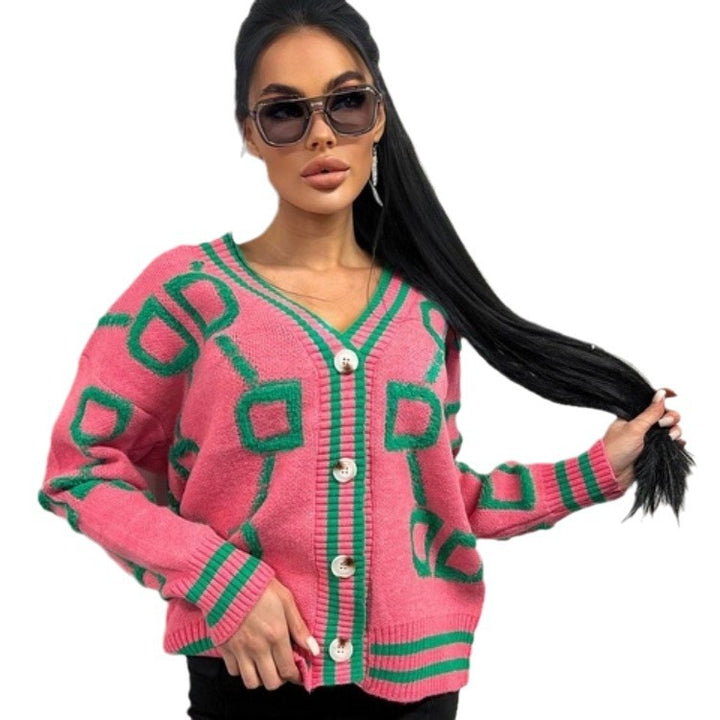 Dam kortärmad stickad cardigan med geometriskt mönster och knappdetaljer Mirla-Eva Jonsson